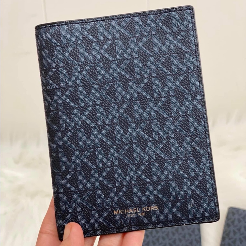 MK PASSPORT CASE FOR MEN